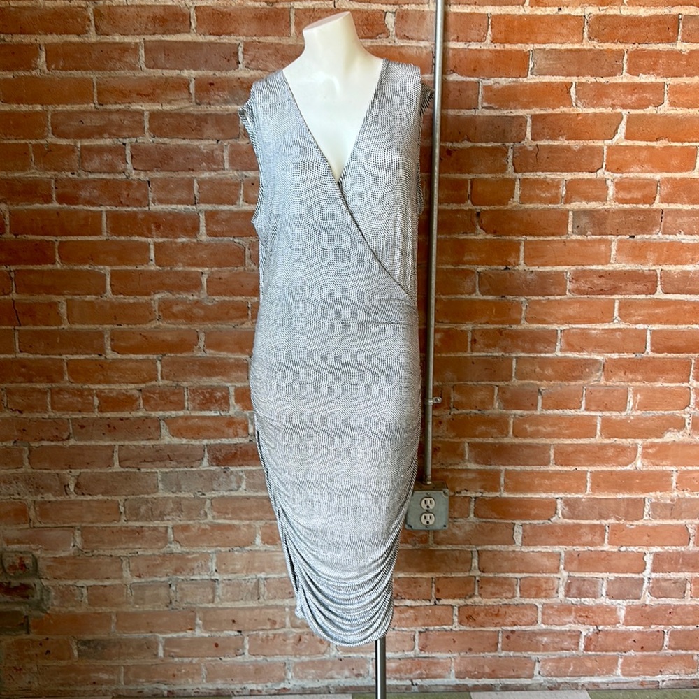 Mossimo fitted black and white dress sz lg
